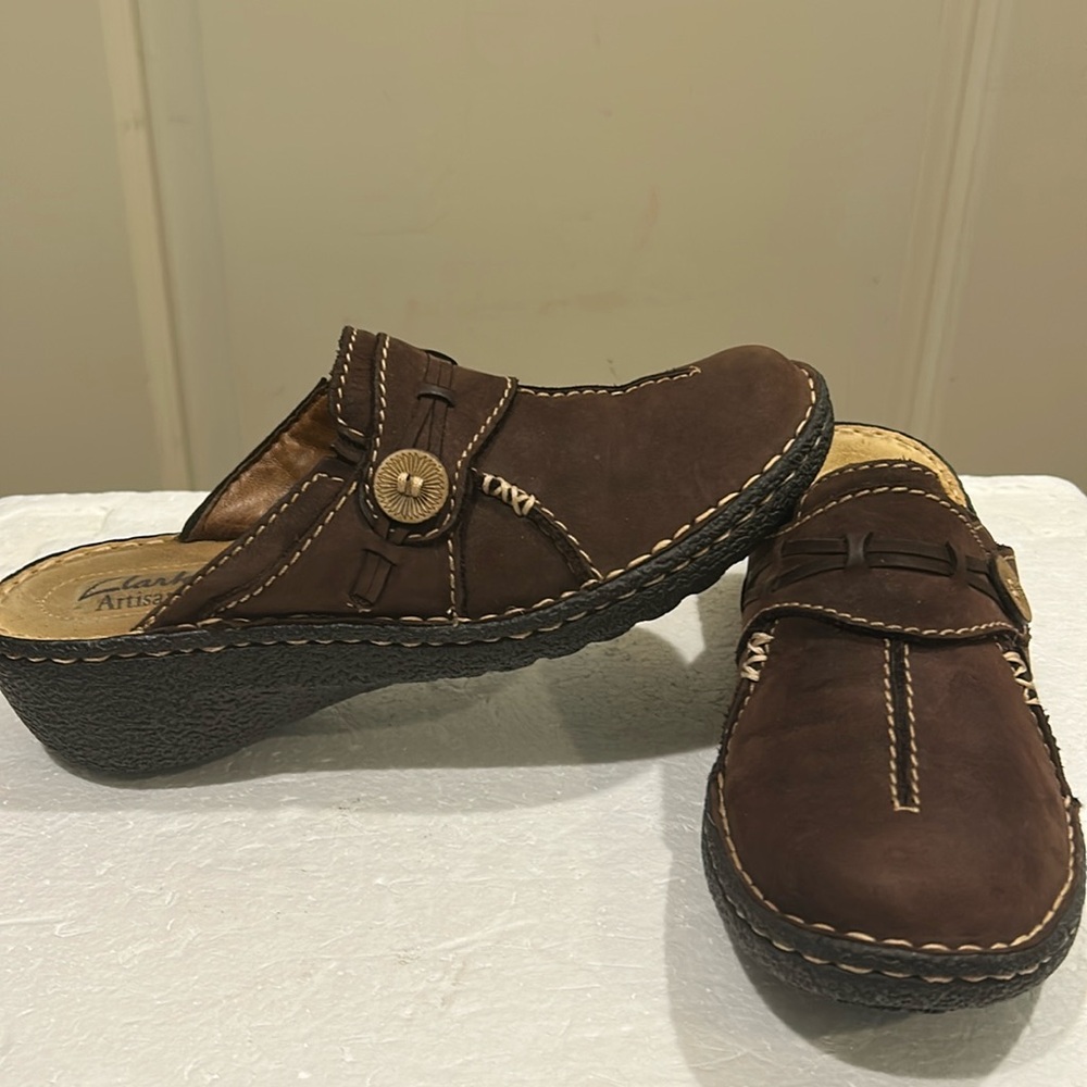 Clarks Artisan leather Mule/Clogs detail stitches button appliqué size 6.5 brown
